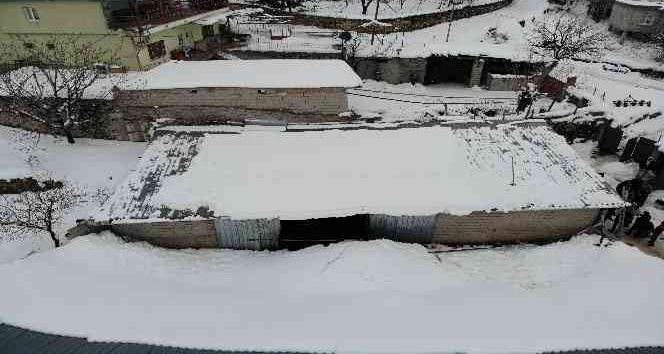 Yoğun kar yağışı nedeniyle otoparkın ve mandıranın çatısı çöktü