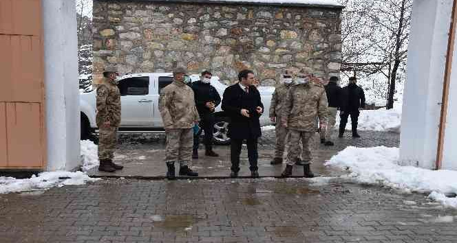 Kaymakam Mete, Mereto dağı eteklerindeki karakolda askerlere bir araya geldi