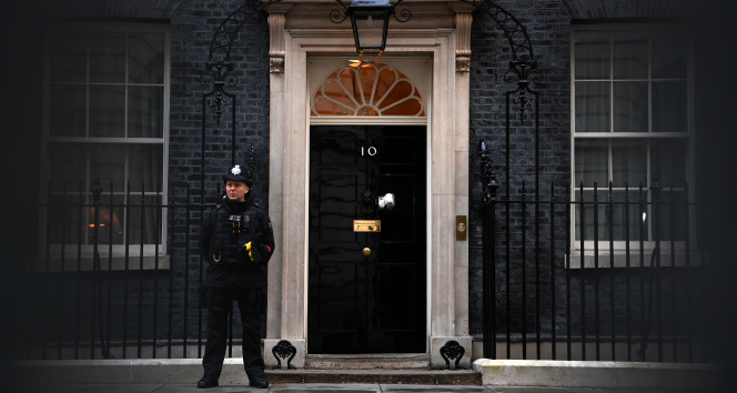 İngiltere Başbakanı Johnsonın kısıtlama zamanında düzenlendiği partilerle ilgili rapor yayınlandı