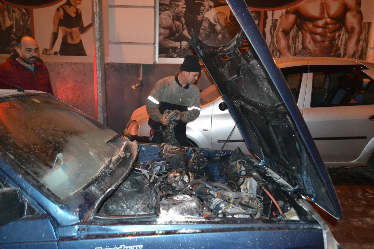 Aracı yandı, üzüntüden &#039;Garibin bir arabası vardı, şimdi o da yok&#039; dedi
