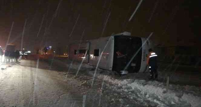 Tokat’ta yoldan çıkan otobüs devrildi: 13 yaralı
