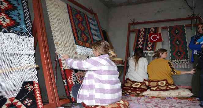 300 yıllık kilim yolculuğunda ilmek ilmek el emeği, göz nuru: Hazırlanışı bir ayı buluyor