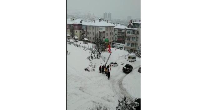 Çöp konteynerine düşen kedi kurtarıldı