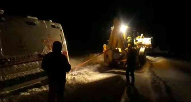 Kara saplanan ambulansı karla mücadele ekipleri kurtardı