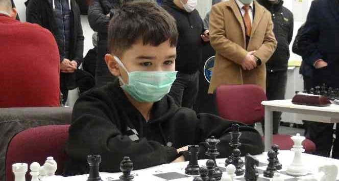 Satranç turnuvasına küçük İlyas damga vurdu