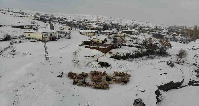 Çetin kış aylarında köyde yaşam mücadelesi