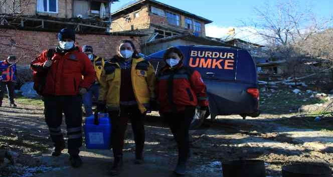 Burdur’da sağlık ekipleri yağmur, çamur demeden köy köy gezip aşı yapıyor