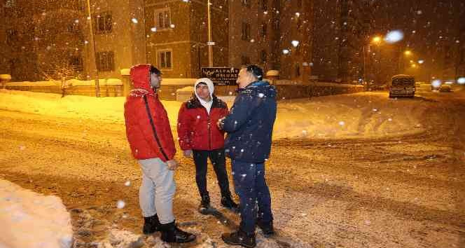 Karla mücadele ekipleri kar mesaisine hız kesmeden devam ediyor