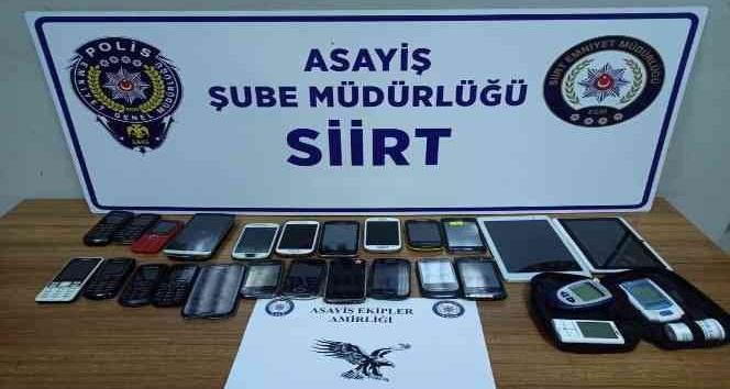 Polisin dur ihtarına uymayan şüpheli şahıs, çaldığı malzemeleri atarak kaçtı