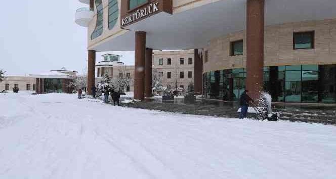 NEVÜ’de karla mücadele ve tuzlama çalışmaları devam ediyor