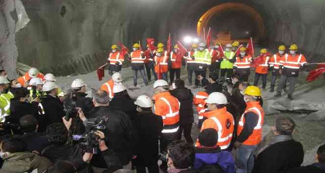 Kazdağları’nda Çanakkale Ayvacık-Küçükuyu Yolu T-2 Tüneli’nde ışık göründü