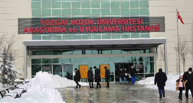 Hastanenin yangın merdiveninde ölü bulunan kadın toprağa verildi