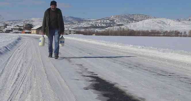 Kelkit’teki kahvehanelerde kış mevsiminde çaydan çok sıcak süt satılıyor