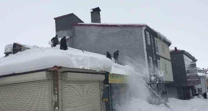 Karlıova’da esnaf, çatılarda biriken karları temizledi