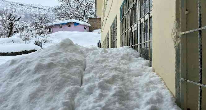 Okulun birinci katı metrelerce karın altında kaldı, kar yığını pencereleri kapattı