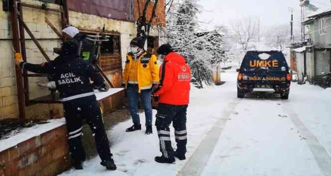 Kar sebebiyle ulaşıma kapanan köydeki diyaliz hastasının yardımına UMKE yetişti