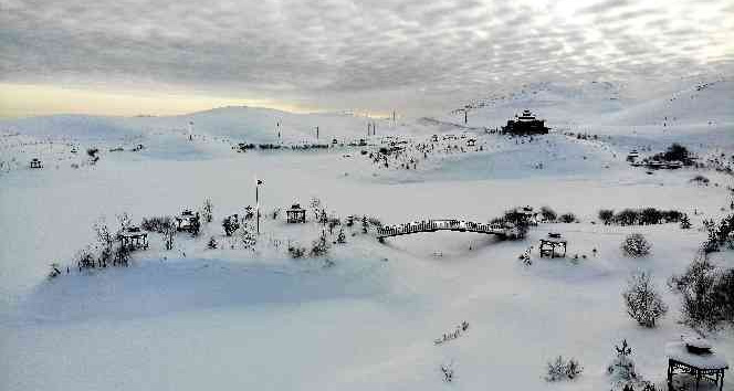 Tokat’ta buz tutan Üçoluk Göleti’nde doğal güzellikler oluştu