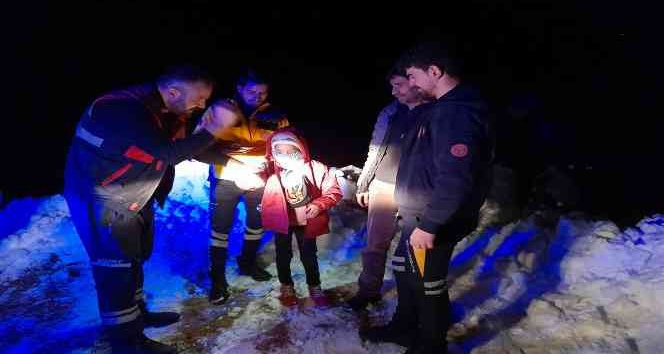 Batman’da 2 metrelik kar birikintisi aşılarak 7 saat sonra kolu kırılan hastaya ulaşıldı
