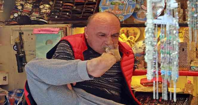 Elleri yok ama ayaklarıyla kahve yapıp içiyor, mesajlaşıyor, araba dahi sürebiliyor