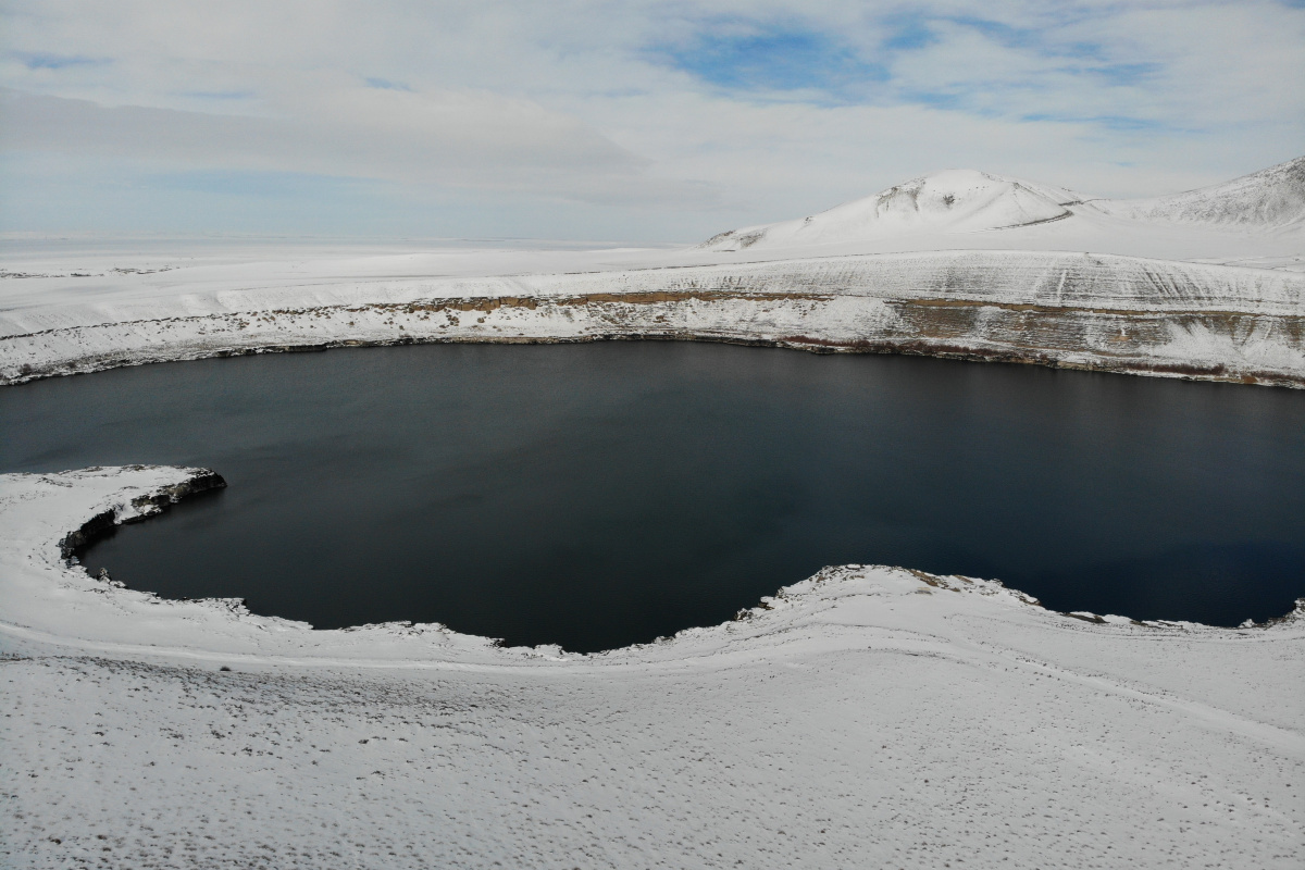Acıgöl krater gölünden kar manzaraları