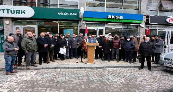 Gümüşhane’de esnaf, elektriğe gelen zamma Aksa Elektrik önünde yaptıkları basın açıklaması ile tepki gösterdi