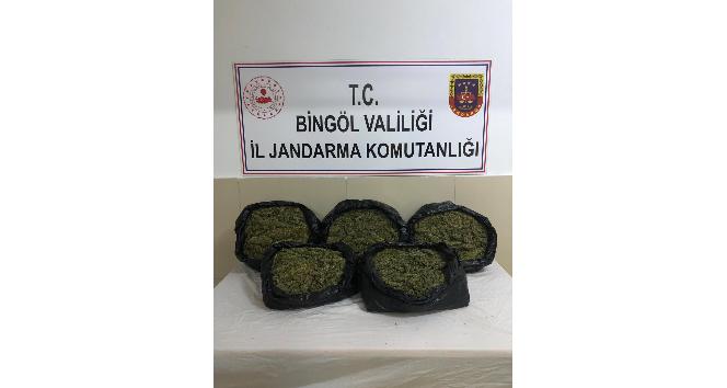 Dur ihtarına uymayarak kaçmaya çalıştı, elindeki çuvaldan 9 kilo esrar çıktı