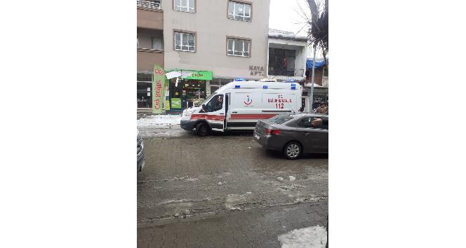 Kar kütleleri çocukların üzerine düştü