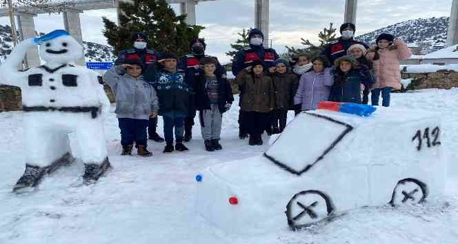Jandarma, çocuklarla kardan asker yapıp kartopu oynadı