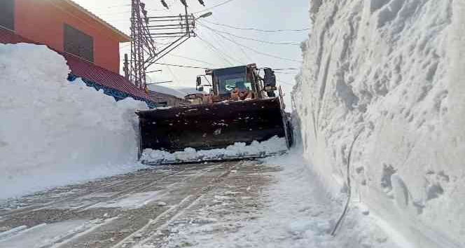 Osmaniye’nin yüksek kesimlerinde karla mücadele sürüyor