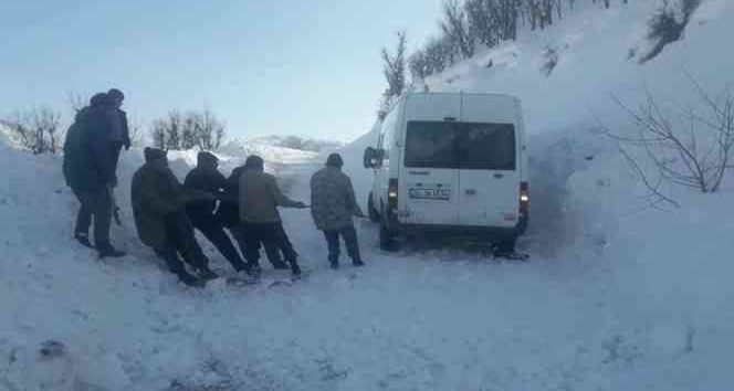 Siirt’te kara saplanan yolcu minibüsü, başka minibüsle kurtarıldı
