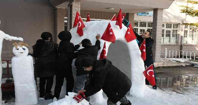 Derste gördükleri eskimoların yaşadığı igloyu okul bahçesine yaptılar