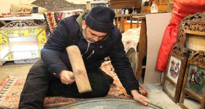 Mardin’de bakırcılık sanatının tahtı sallanıyor