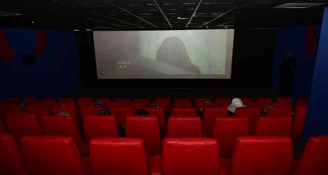 65 yaş üstü büyükler, Eren Bülbün’ün hayatını anlatan filmde, duygu dolu anlar yaşadı