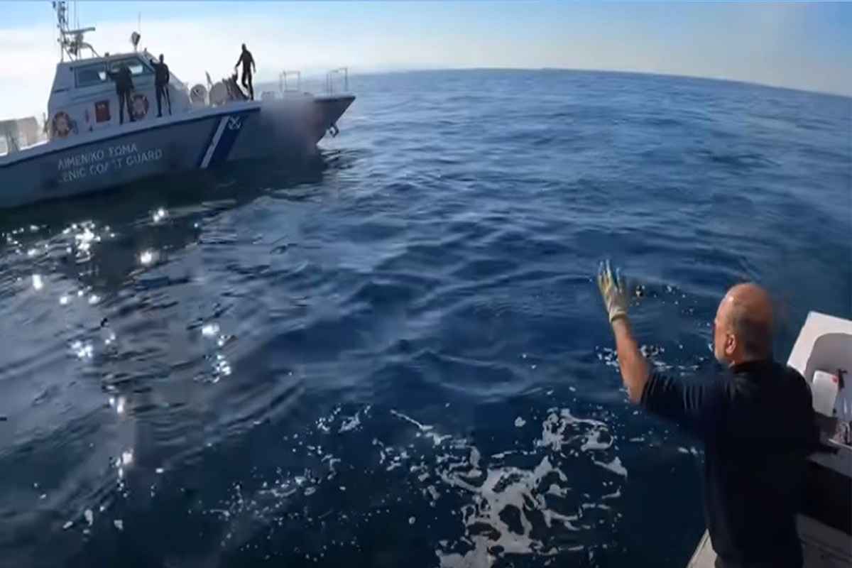 Türk balıkçı teknesini taciz eden Yunan Sahil Güvenliği geldiği gibi geri gitti
