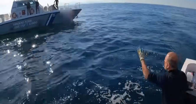 Türk balıkçı teknesini rahatsızlık fail Yunan Sahil Güvenliği geldiği kabilinden arka gitti
