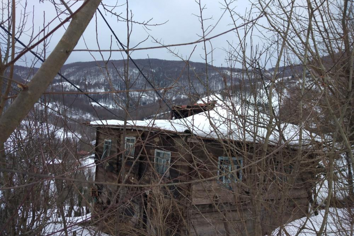 Karın ağırlığına dayamayan 4 köy evinin çatısı çöktü