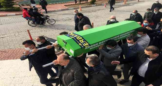 Emre Karayel babasını Fenerbahçe atkısıyla uğurladı