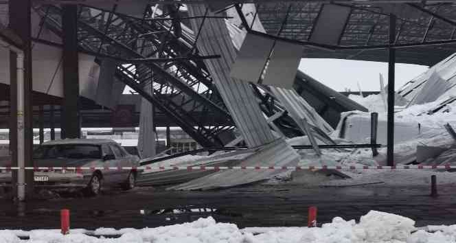 Isparta’da karın ağırlığına dayanamayan kapalı pazar yerinin çatısı çöktü