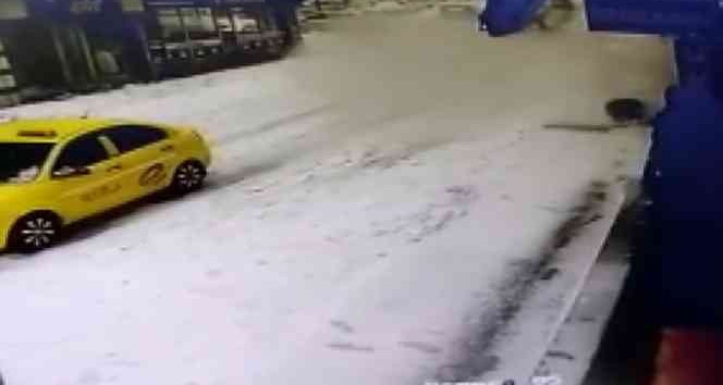 Bingöl’de çatıdan düşen karın altında kalan vatandaş yaralandı