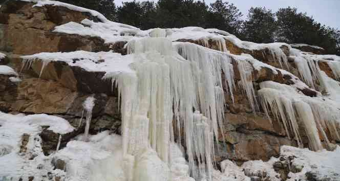 Zigana Dağı’nda devasa buz sarkıtları ilgi çekiyor