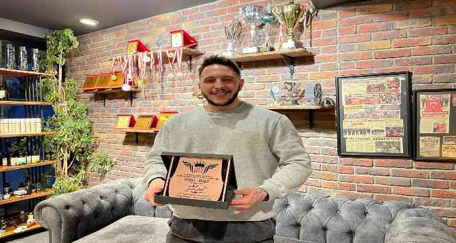 Saç tasarımcısı Hasan Hüseyin Yılmaz’a Eskişehir’in en iyisi ödülü