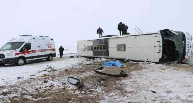 Yolcu otobüsü devrildi, 1 ölü 34 yaralı