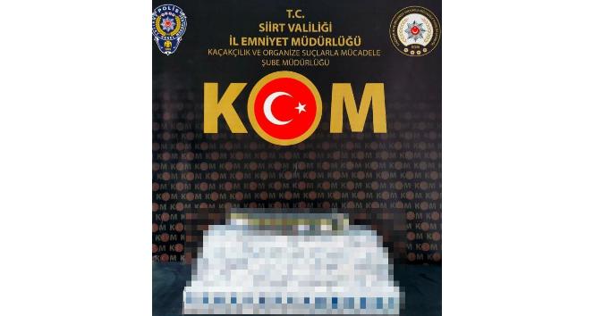 Siirt’te aracın gizli bölümlerine saklanmış 860 paket kaçak sigara ele geçirildi