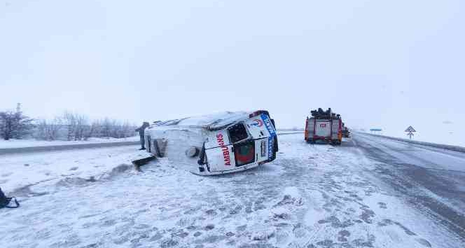 Ambulans yan yattı
