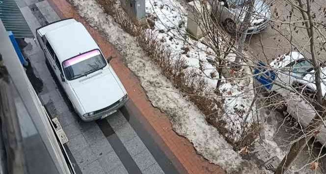 Parktan çıkışı kaldırımda buldu