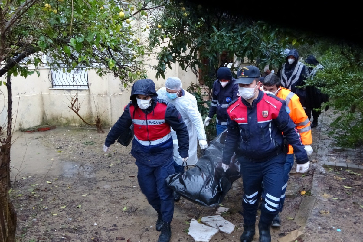 Antalya'da çatı katında tüyler ürperten olay! Kokuya doğru yöneldi, cesetle karşılaştı