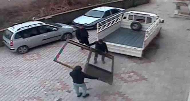 Nakliyeci tutup güpegündüz alüminyum çerçeveleri çaldılar