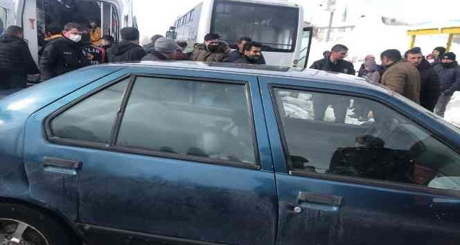 Bitlis’te otomobil halk otobüsüne çarptı:  1 yaralı