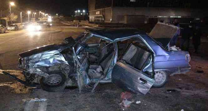 Karaman’da hafif ticari araç ile otomobil çarpıştı: 9 yaralı