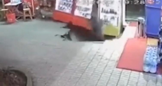 Kadıköyde bina önünde korkutan çökme kamerada